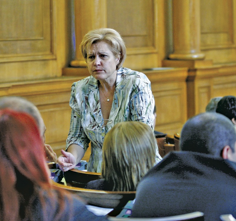 Менда Стоянова бе сред първите радетели за единен надзор.