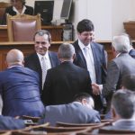Премиерът Пламен Орешарски и финансовият министър Петър Чобанов приемат поздравления за актуализацията на бюджета.