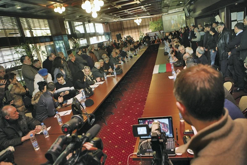Кръглата маса на протестиращите от края на февруари лесно прерасна в обществен съвет