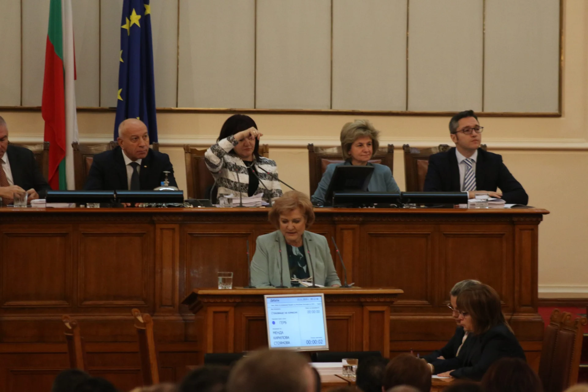 Парламент бюджет Менда Стоянова