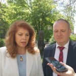 Вицепрезидентът Илияна Йотова пред журналисти в Първомай.