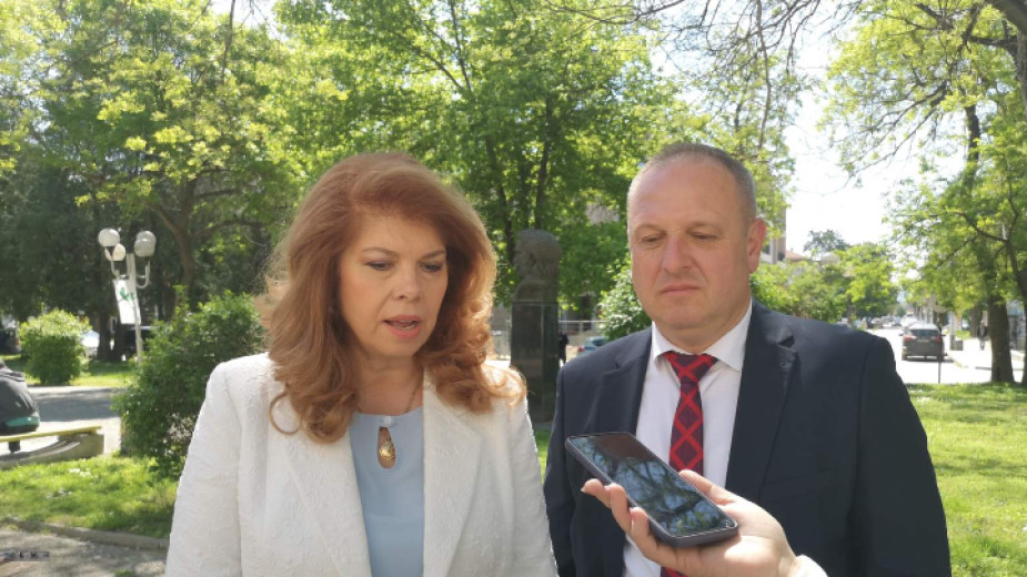 Вицепрезидентът Илияна Йотова пред журналисти в Първомай.