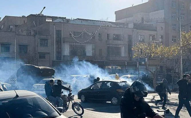 Бунтове в Иран след рекорден срив на риала и оставка на банкер №1 1 607188639 1301156628707309 4763265715614346861 n