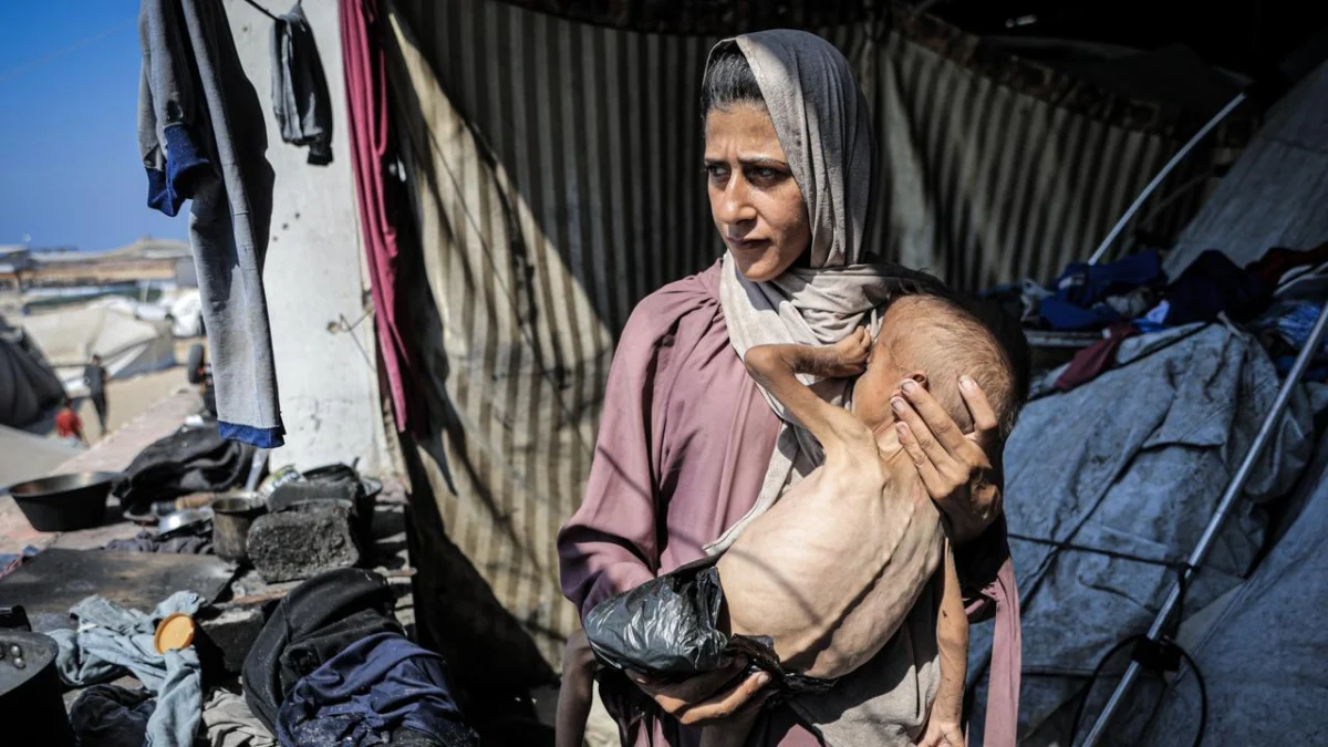 Мохамед Закария ал-Мутавак от Газа, облечен в чувал за боклук