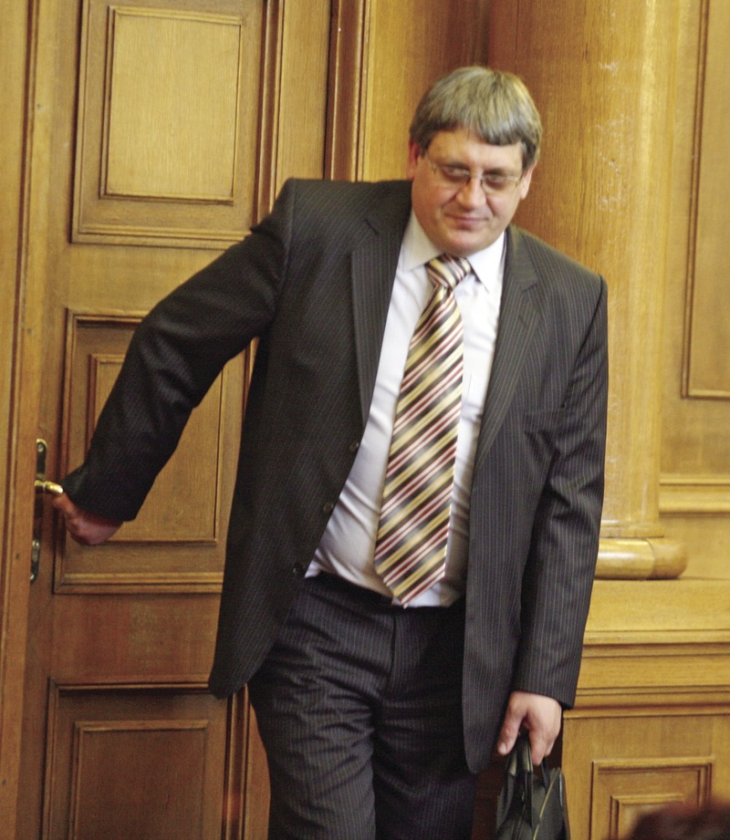 Доктор Пламен Цеков в най-скоро време ще хлопне вратата на здравната каса от външната страна.