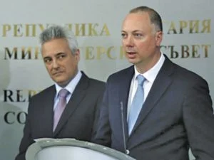 Служебният експремиер Марин Райков следеше внимателно какво говори главният му секретар Росен Желязков за изборния скандал.