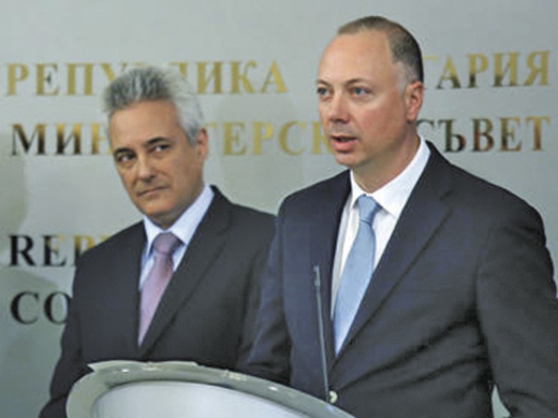 Служебният експремиер Марин Райков следеше внимателно какво говори главният му секретар Росен Желязков за изборния скандал.