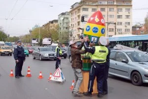 Акция “Следвеликденско яйце” на КАТ образува задръстване на Орлов мост днес. Началници от пътна полиция раздадоха на шофьорите 360 яйца