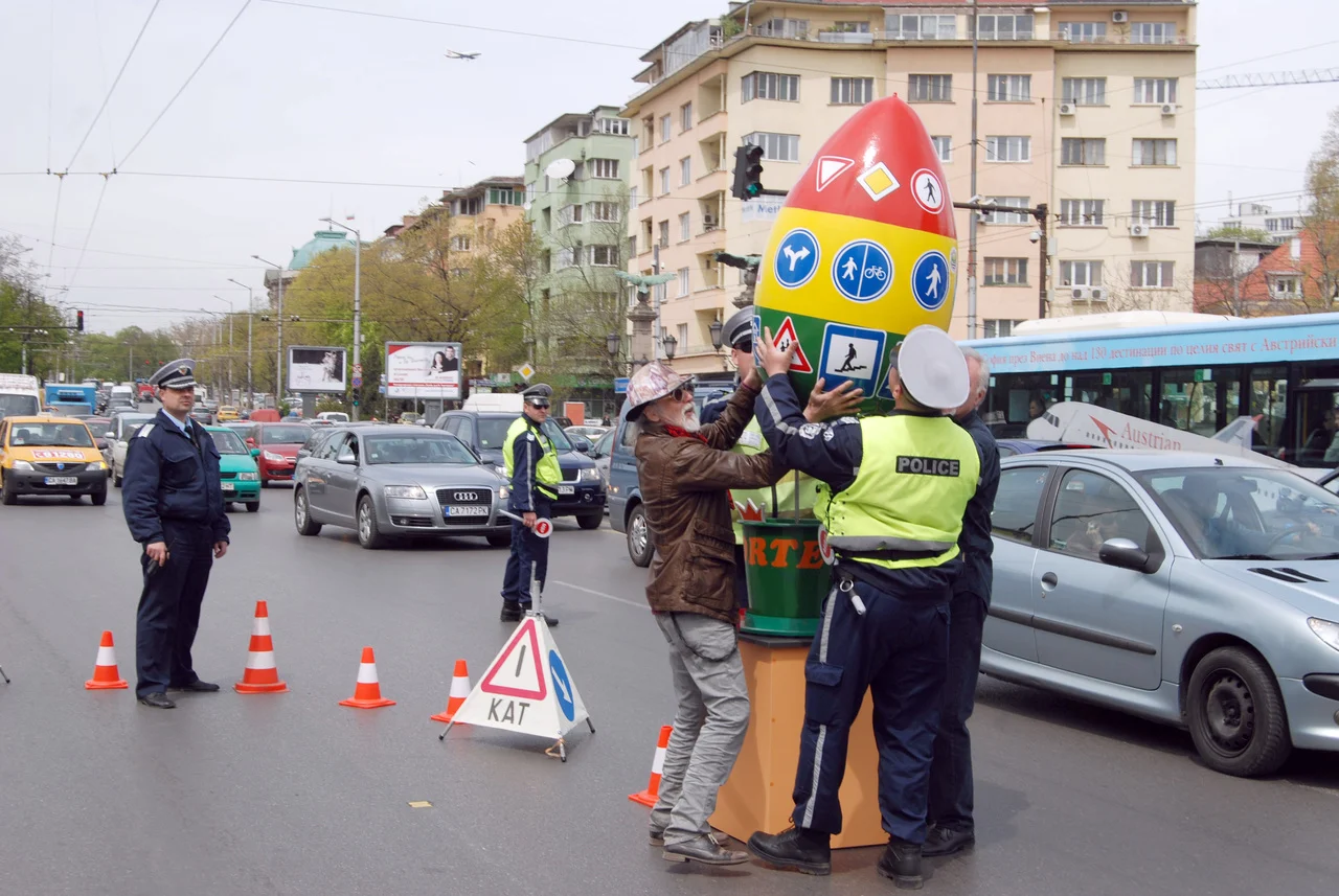 Акция “Следвеликденско яйце” на КАТ образува задръстване на Орлов мост днес. Началници от пътна полиция раздадоха на шофьорите 360 яйца