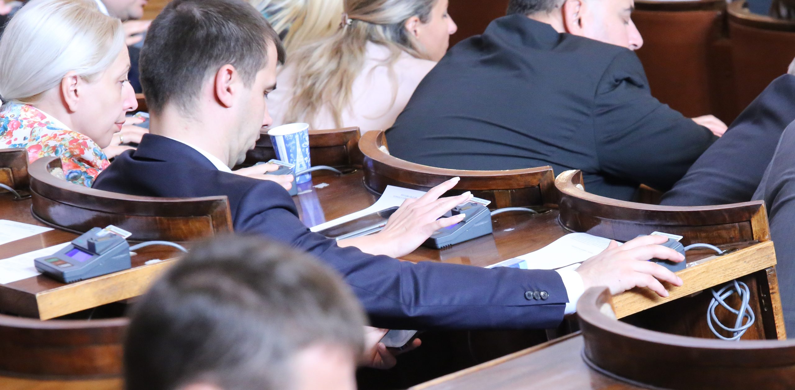 Парламент гласуване