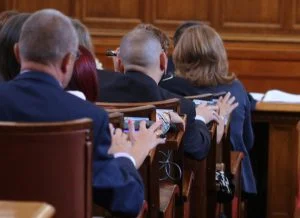 Парламент гласуване