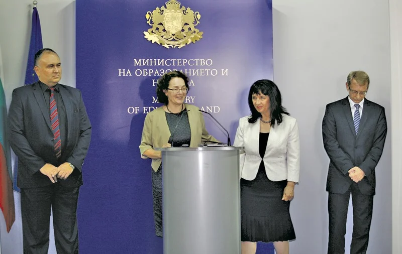 Румяна Коларова навлиза бързо в “поръчковата” стилистика.