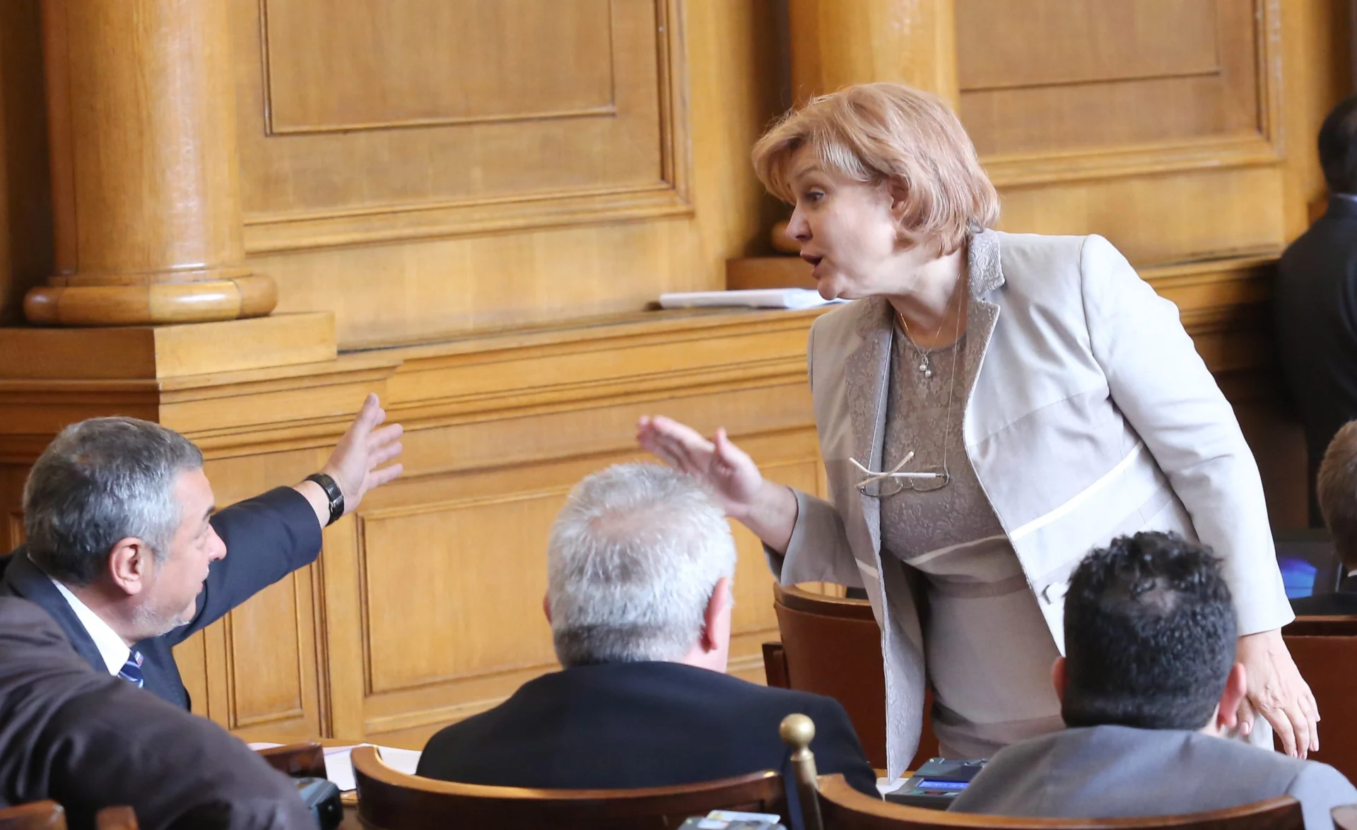 Парламент Менда Стоянова
