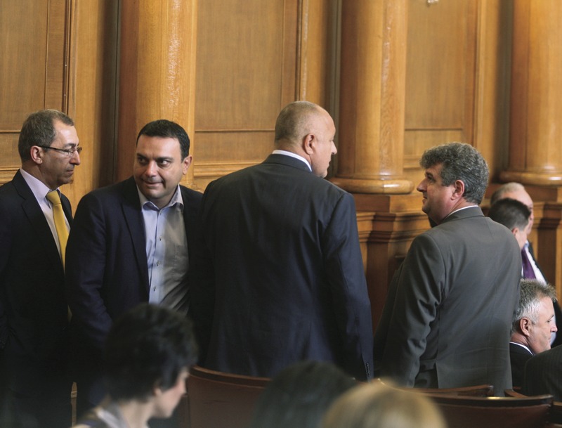 Лидерът на ГЕРБ Бойко Борисов обърна гръб не само на парламента