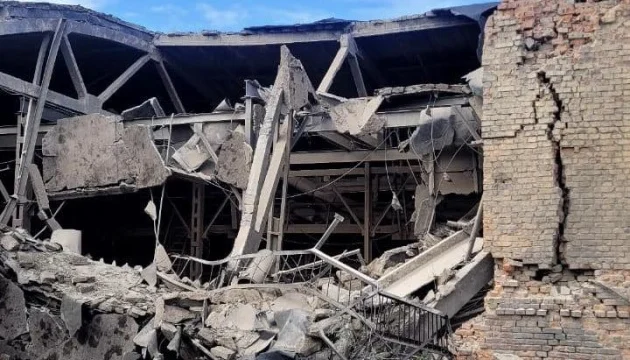 Пожар след въздушна атака по село Билополя в Сумска област, Украйна, 14 май 2025 г