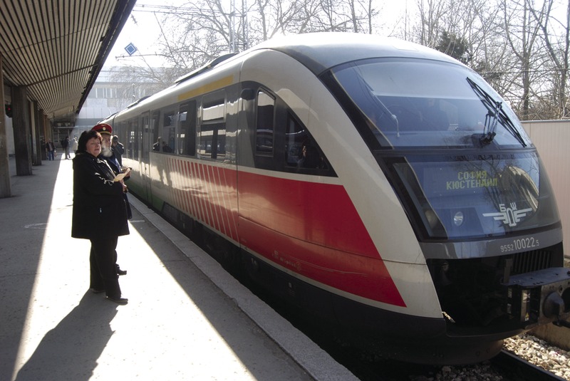 влак, Парите за новите влакове през 2008-а повлякоха БДЖ към дъното