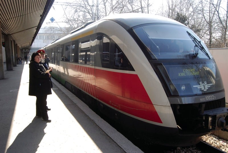Парите за новите влакове през 2008-а повлякоха БДЖ към дъното