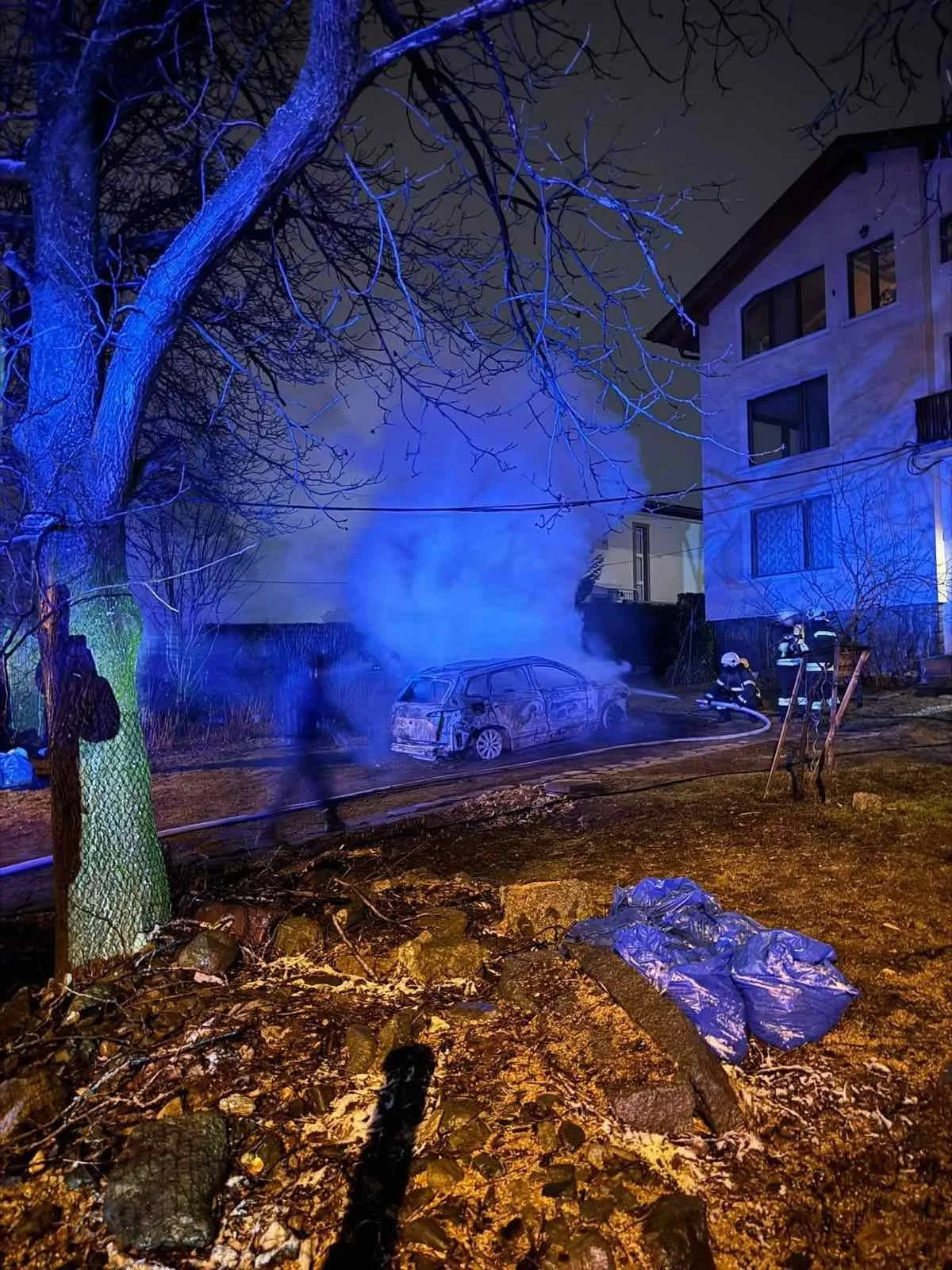 Кметове от цялата страна се събират пред дома на Самуил Попов в знак на подкрепа след палежа