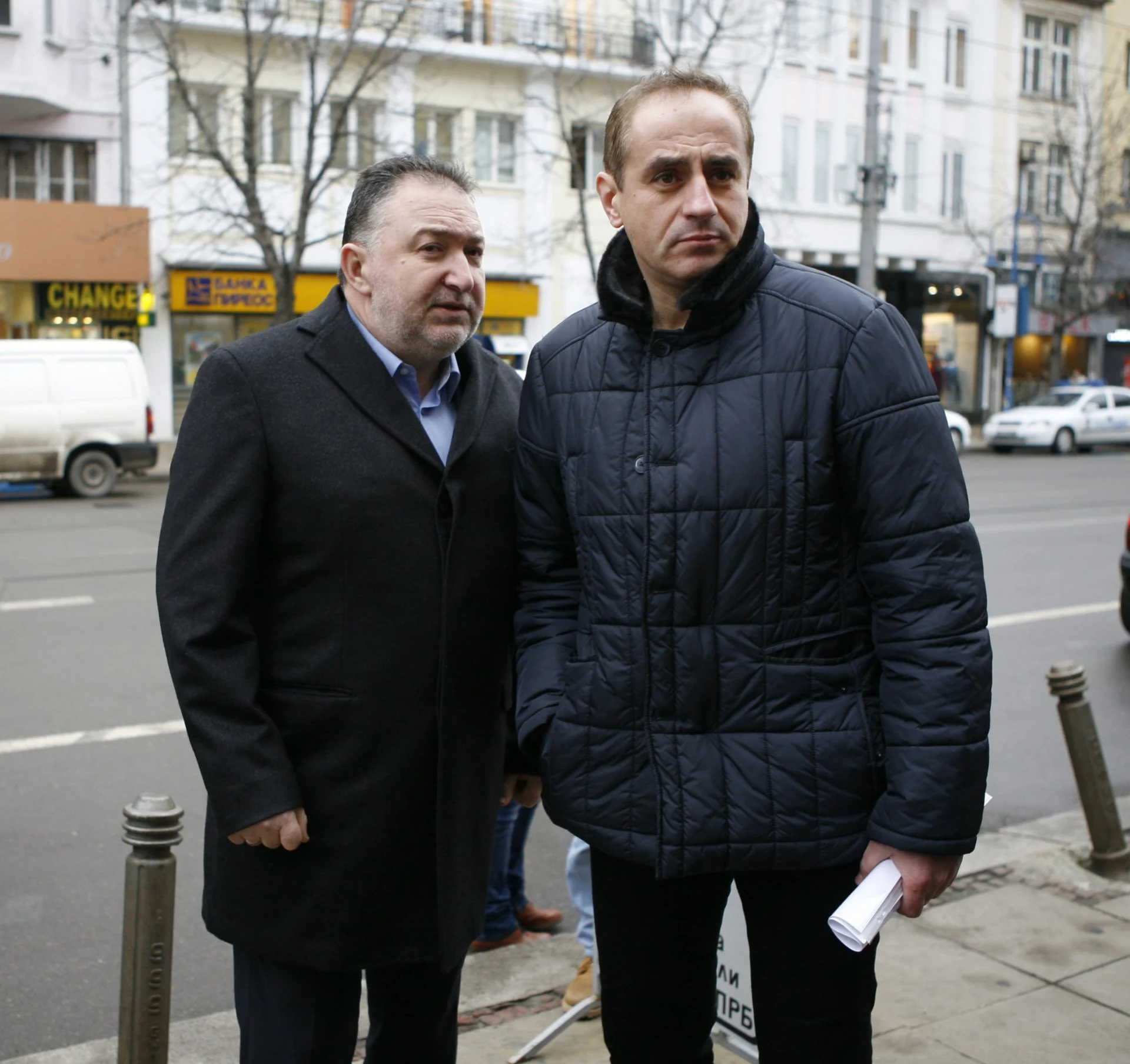 пред сградата на Съдебната палата жителите на Кюстендил и Карлово организират протест срещу провокативните намерения на Мюсюлманското вероизповедание да придобият собственост върху джамиите „Ахмед бей“
