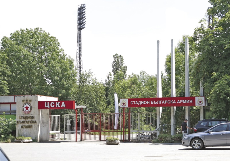 "Българска армия" продължава да стряска феновете с "архивния" си вид.