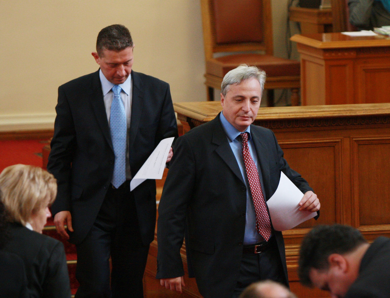 ПарламентИзбор за заместник-председатели на Сметната палата  Валери Апостолов и Цветан Цветков по предложение на председателя  на палатата проф. Валери Димитров. 102-ма депутати гласуваха “за”