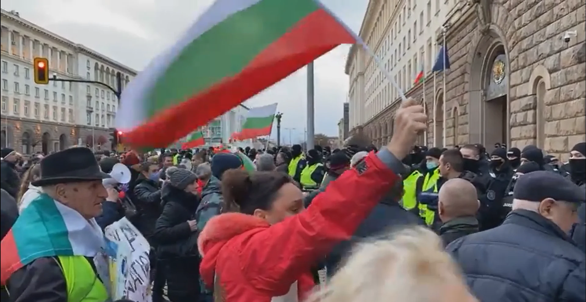 протест пред МС