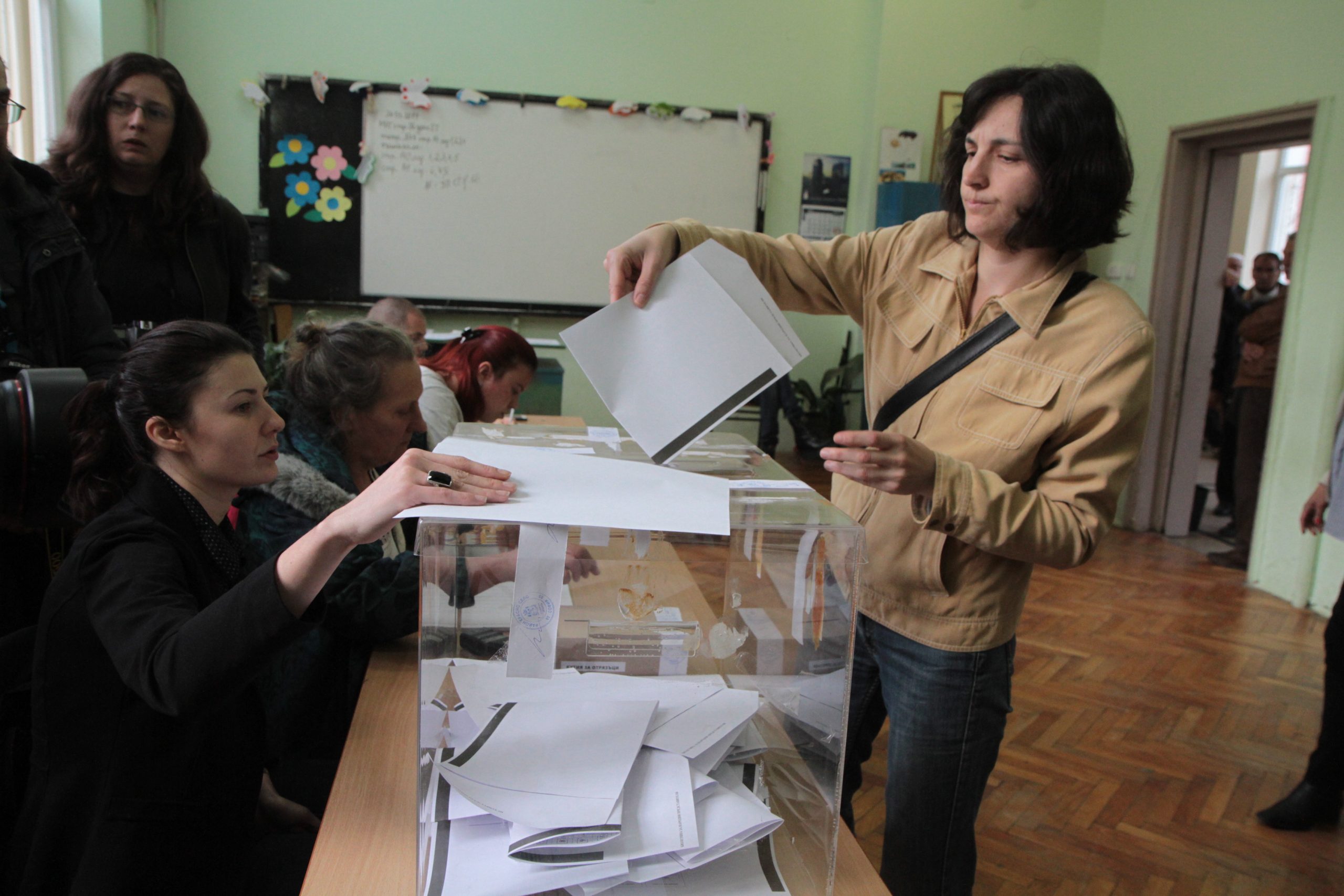 Парламентарни избори гласуване урна гласоподаватели...