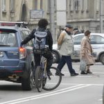 велосипедист автомобил кола