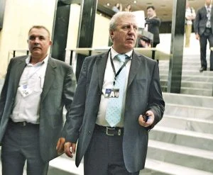 Александър Томов продължава да продава акции