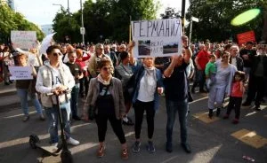 Десетки хора протестират на кръстовището на столичните булеварди "Фритьоф Нансен" и "Патриарх Евтимий"
