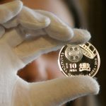 Българската народна банка пуска в обращение първата българска сребърна възпоменателна монета с вграден медальон „100 години българско кино”