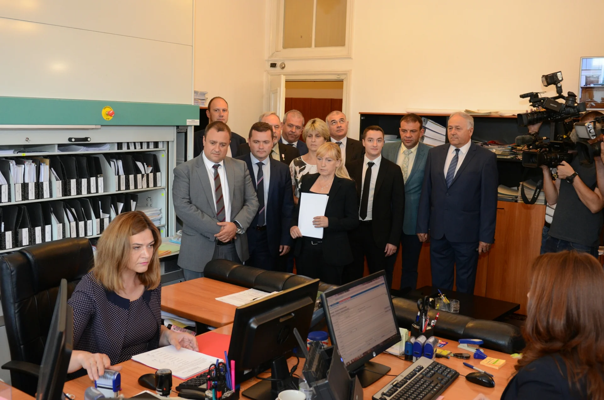 Парламент вот на недоверие Елена Йончева