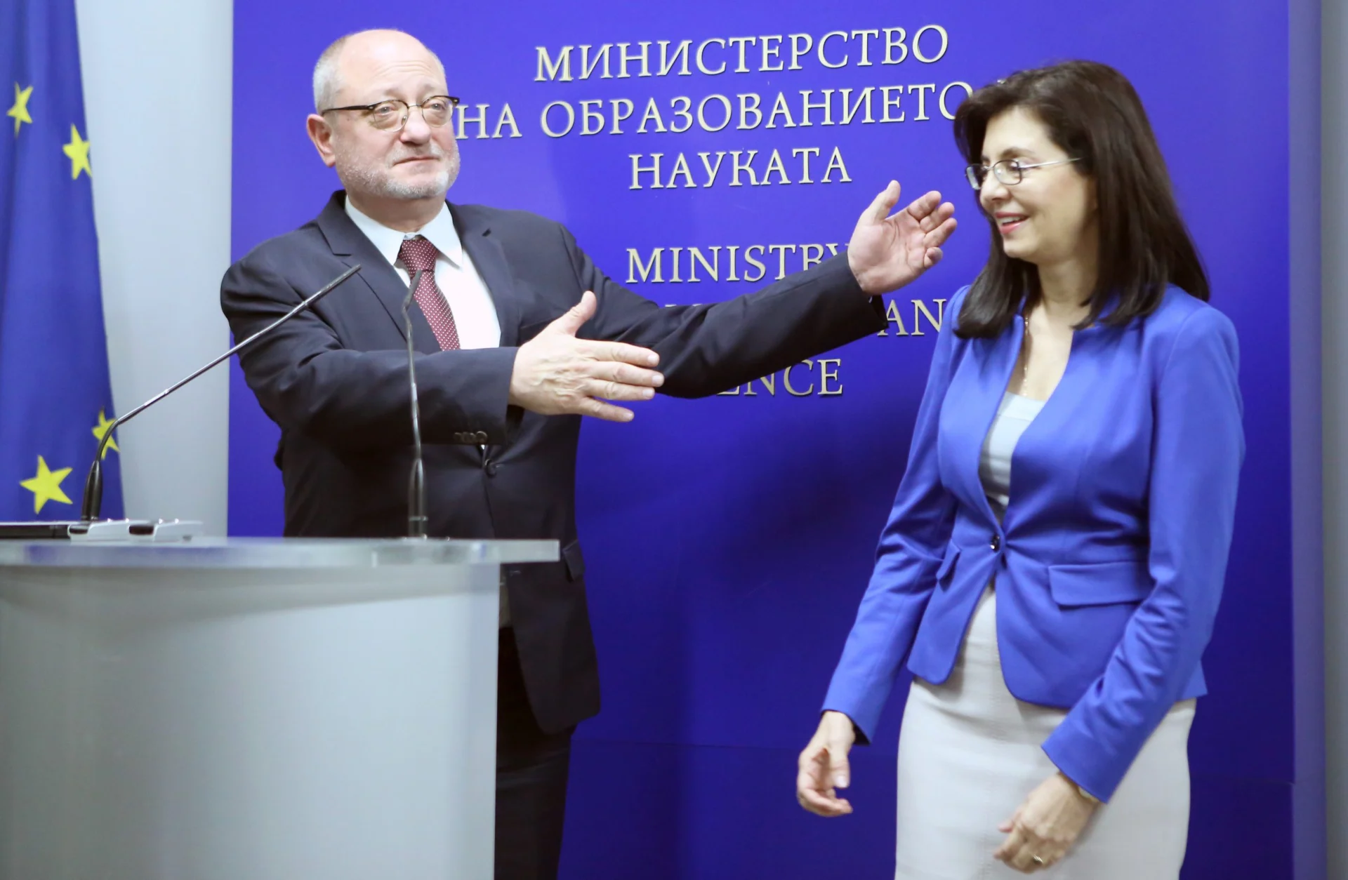 Министерството на образованието и науката се извърши предаването и приемането на министерския пост от проф. Тодор Танев на новия министър на образованието и науката  Меглена Кунева