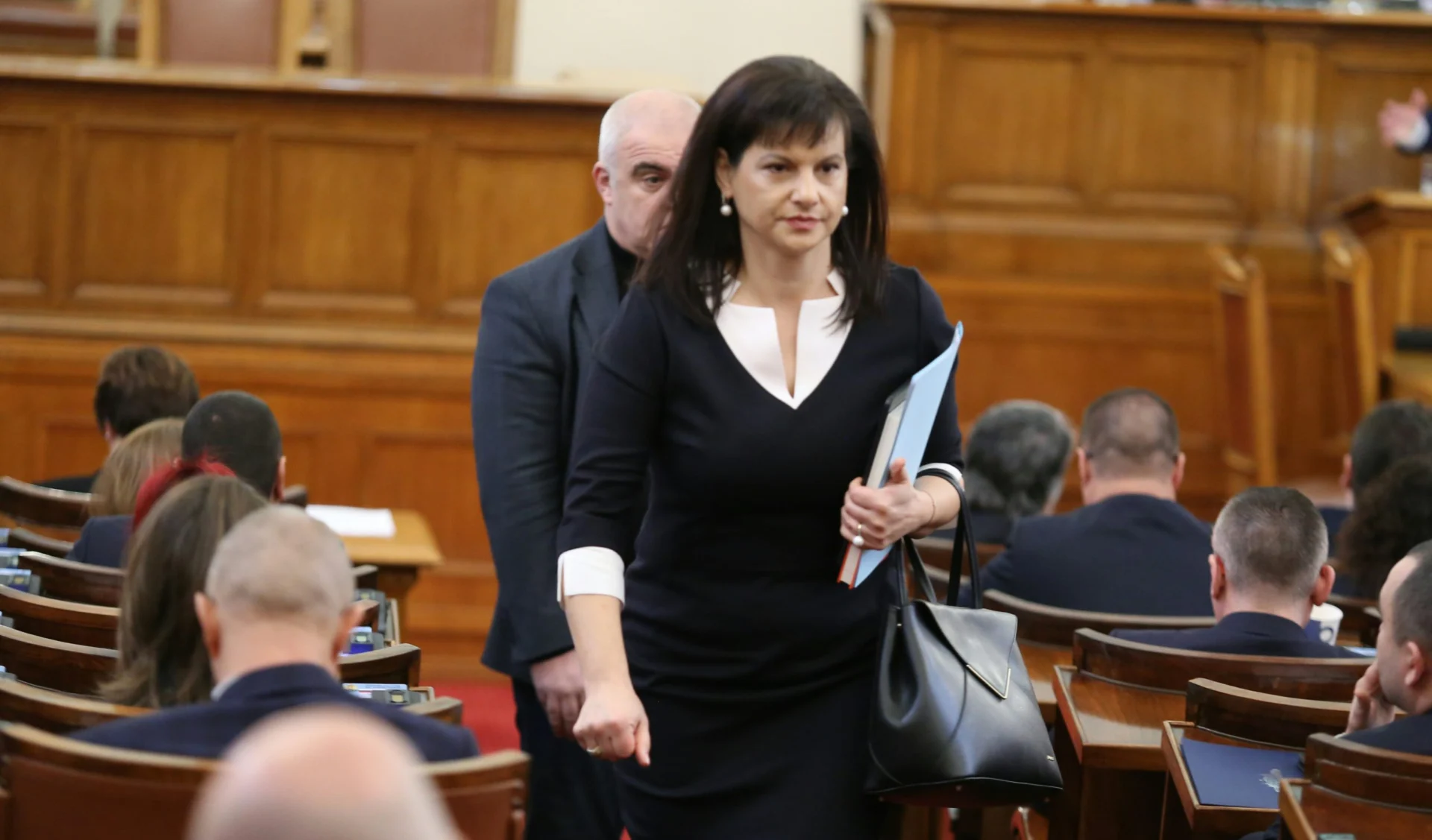 Парламент доклад за работата на Временната комисия за НАП Даниела Дариткова