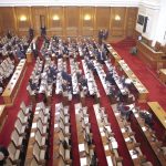 В полупразната пленарна зала в последната седмица на действащия парламент преобладаваха гласовете “въздържал се”.