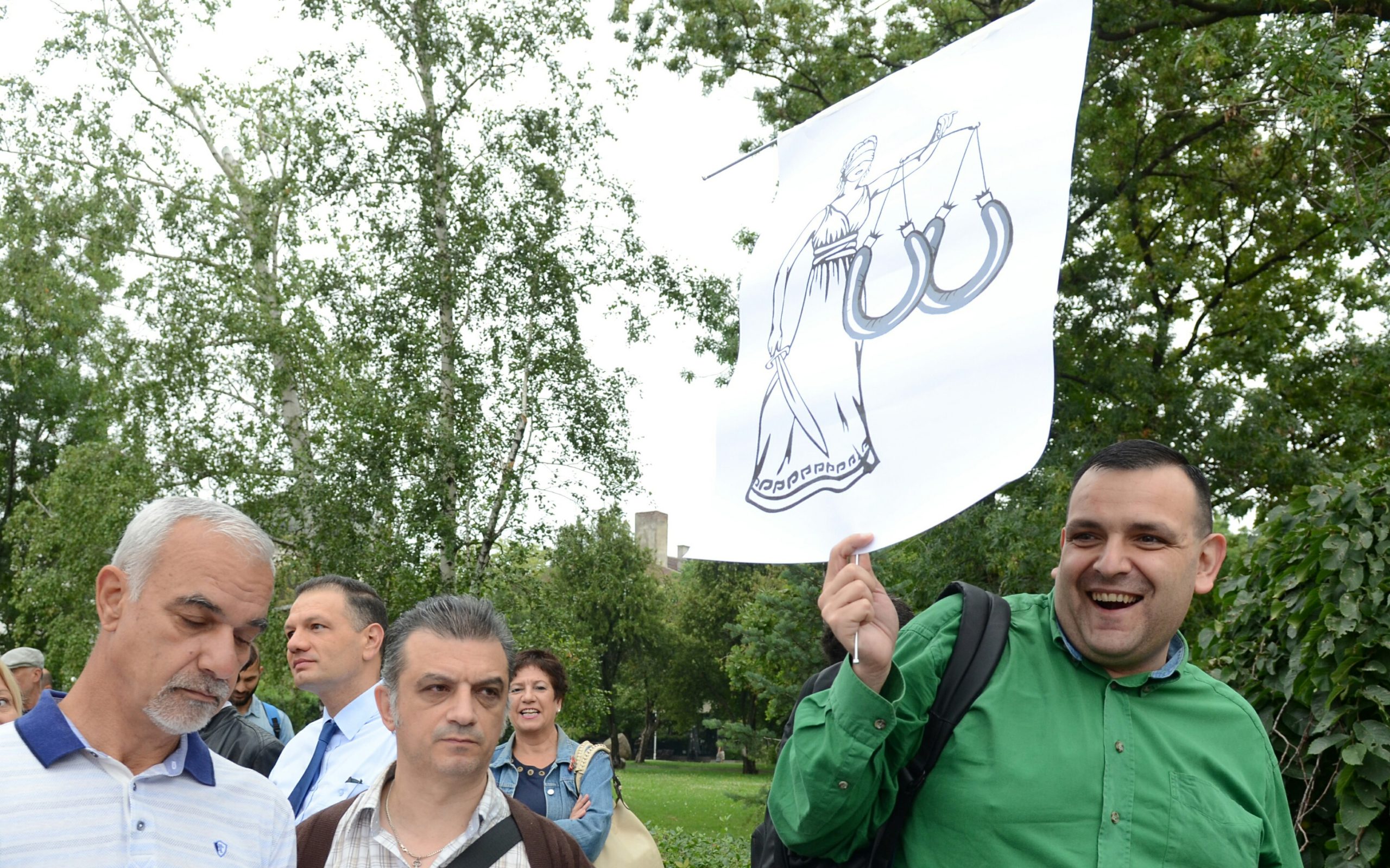 Протест пред Праламента "Няма да мълчим" - суджуци