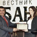 Отличието за инвестиционен посредник беше връчено от заместник-председателя на Комисията за финансов надзор Борислав Петков на Деница Христова