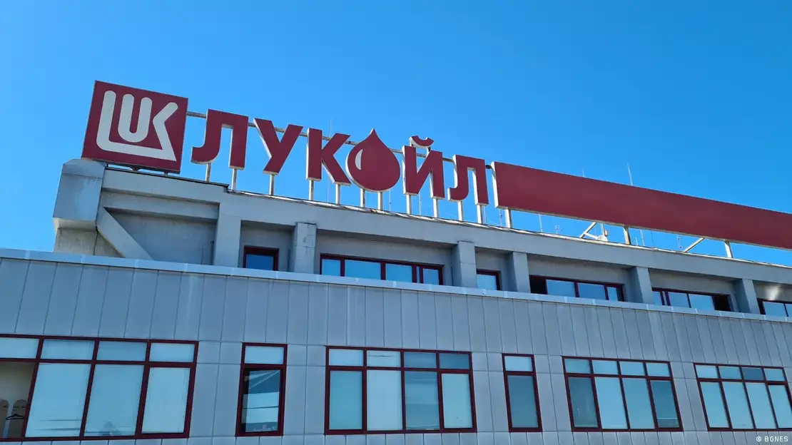 РИОСВ проверява "Лукойл Нефтохим" заради сигнали за силна миризма на нефт и газ