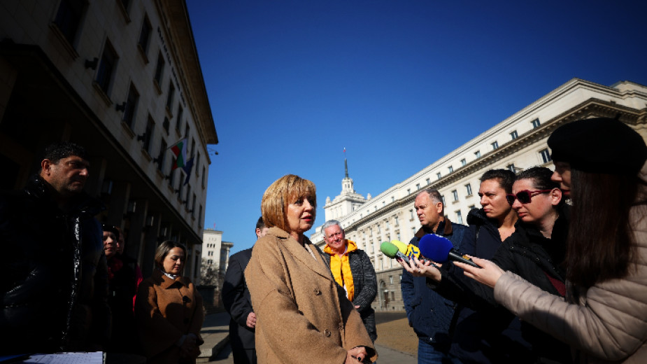 Гражданската инициатива "Изправи се.БГ" на Мая Манолова започна събирането на подписи за налагането на таван на банковите такси.