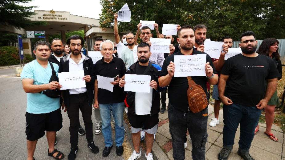 Протест на сирийци в София заради издаването на хуманитарни визи на техните семейства