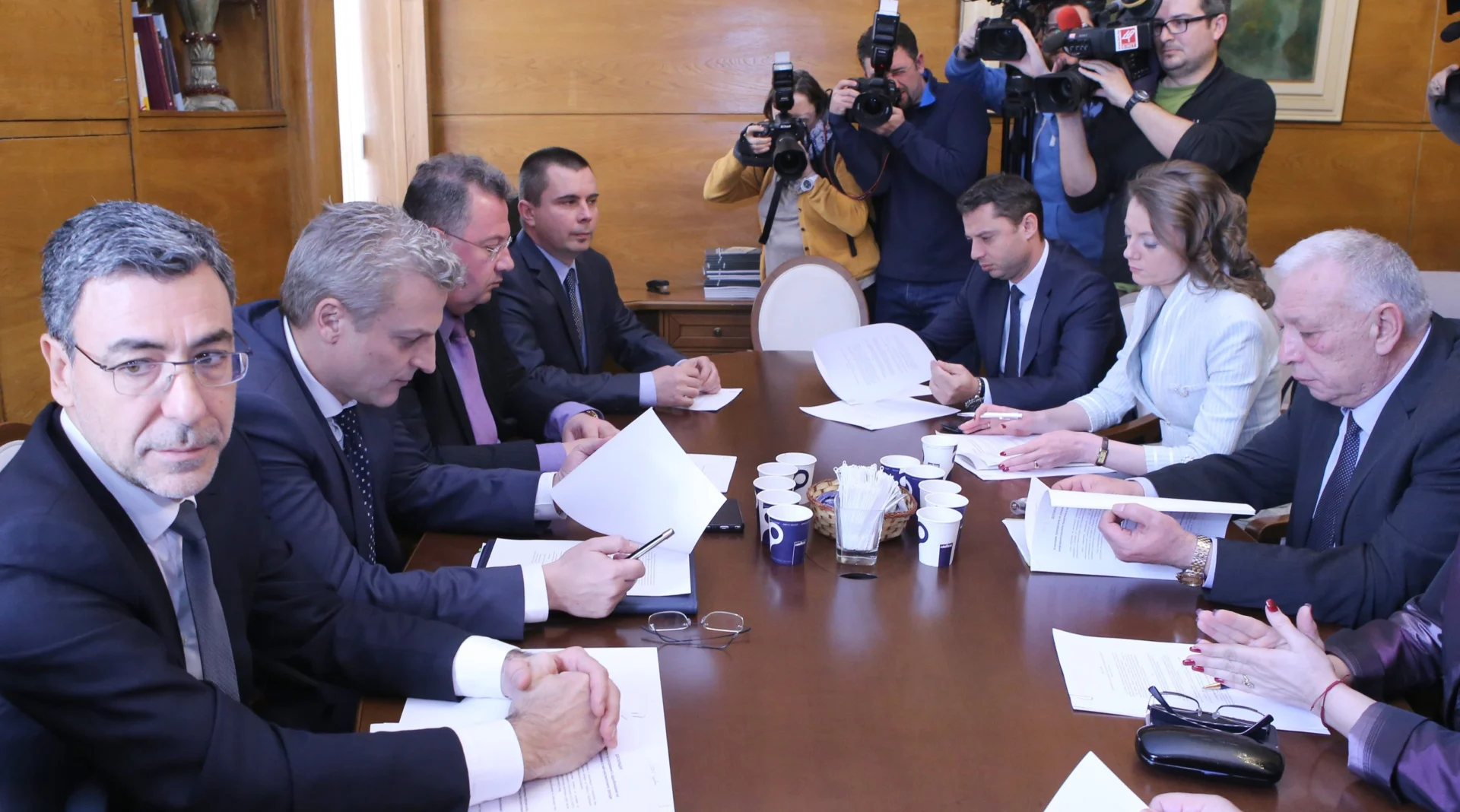 Парламент Консултации между РБ и Герб