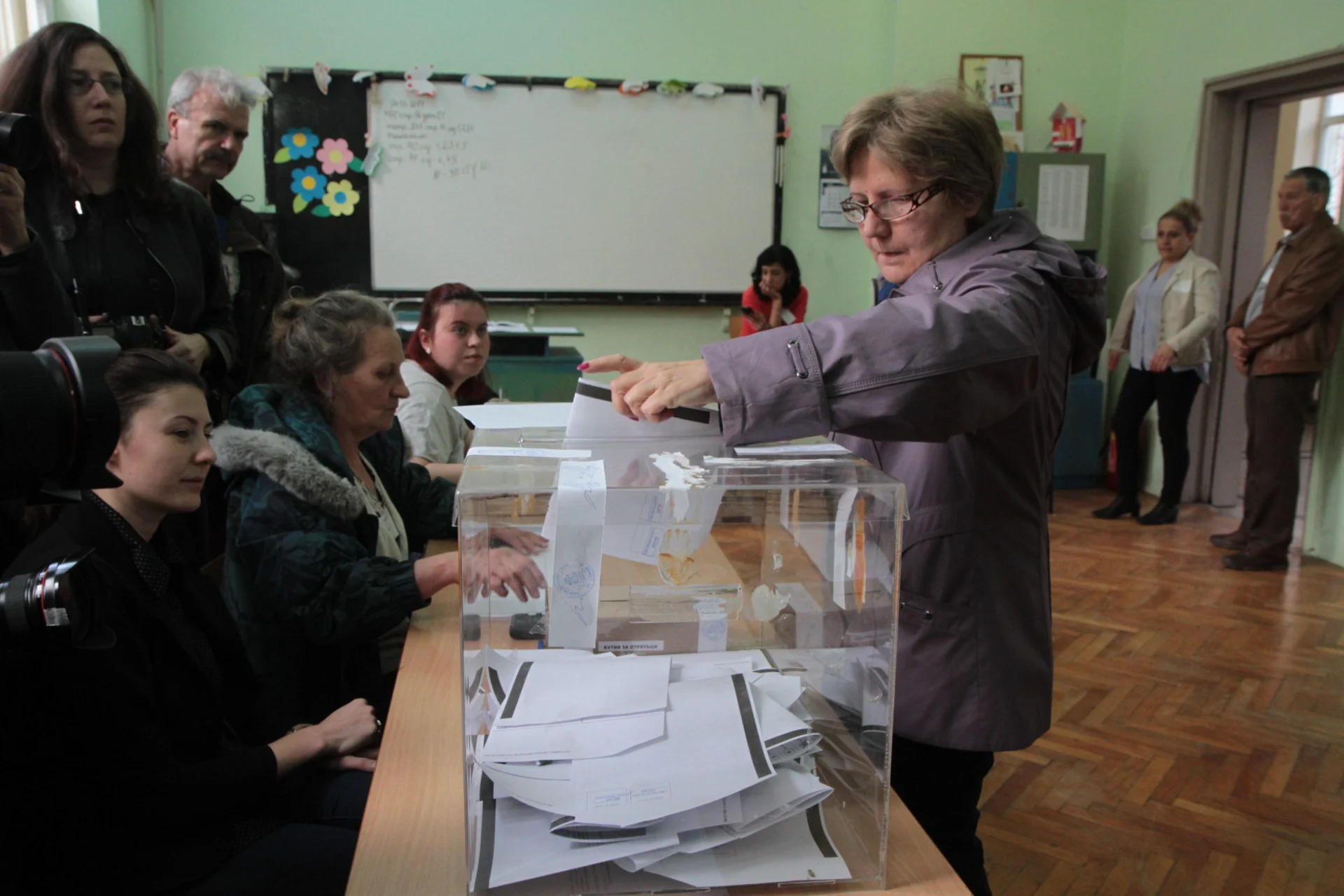 Парламентарни избори гласуване урна гласоподаватели...