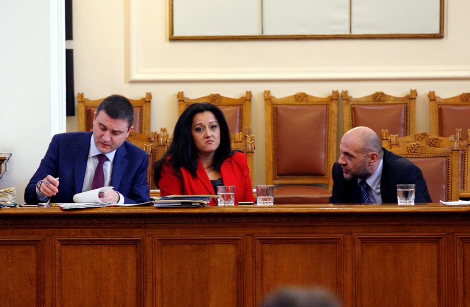 министри