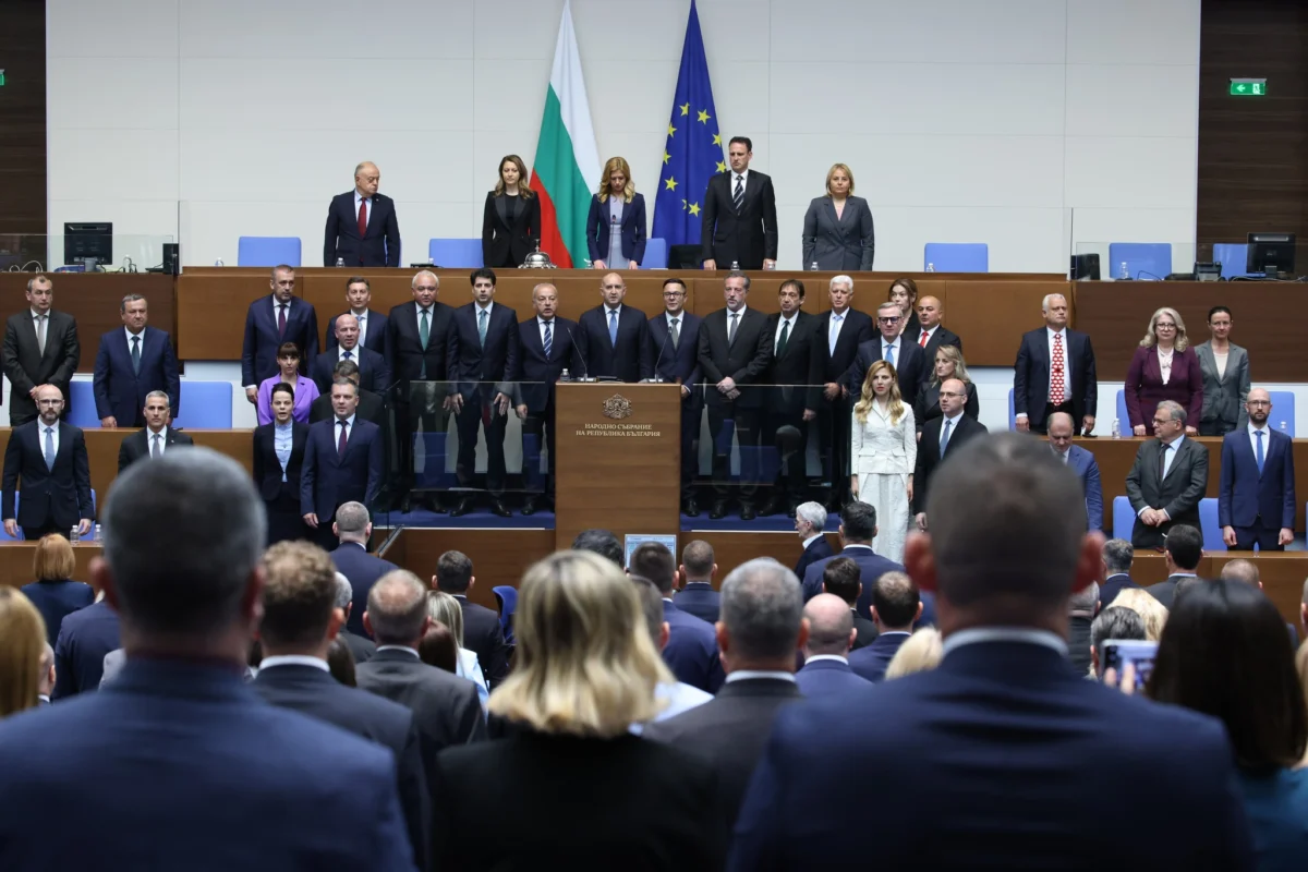 Със 122 гласа "За" парламентът гласува кабинета с министър-председател Румен Радев