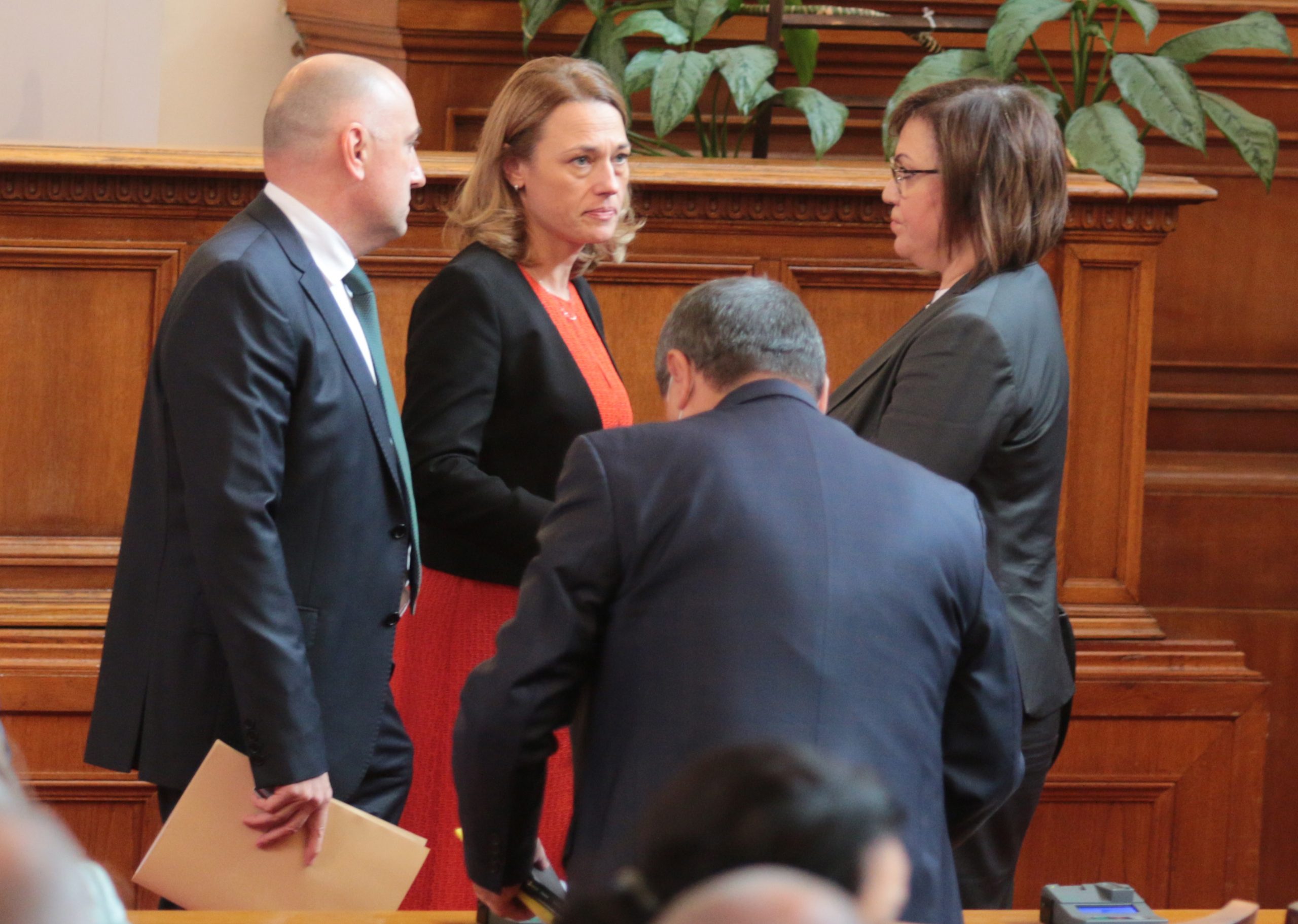 Парламент актуализация на бюджета Любомир Каримански Ива Митева Корнелия Нинова