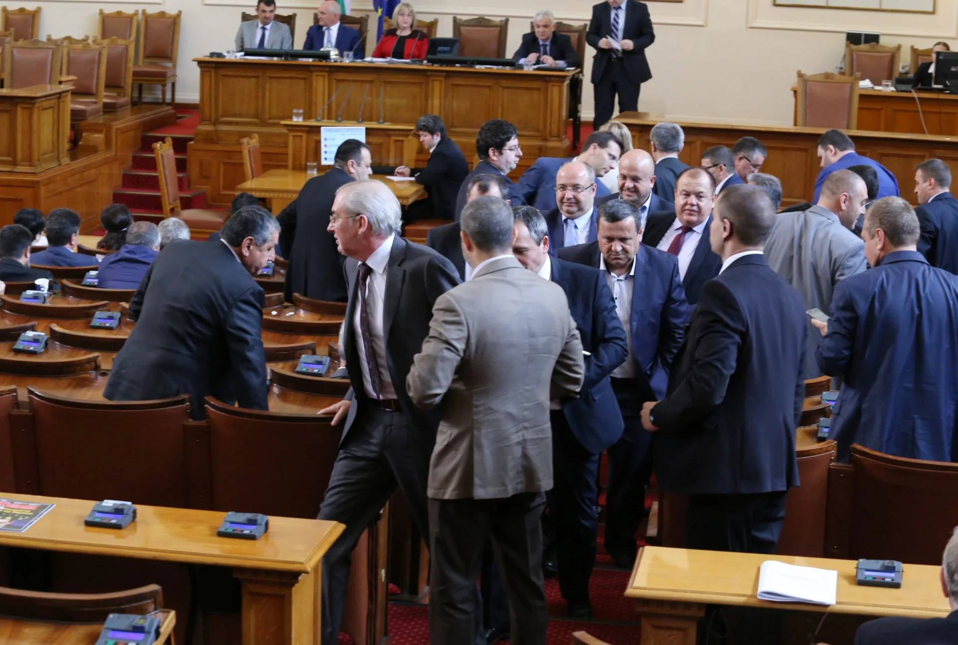 Парламент ДПС напуска заседанието
