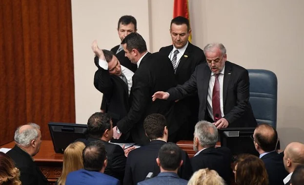 македония македонски парламент албански език
