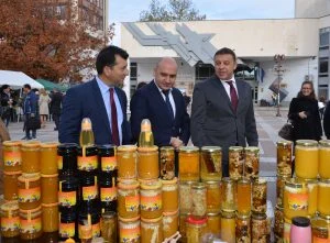 В Благоевград заместник-министър Грудев и кметът на общината д-р Атанас Камбитов откриха и фермерски пазар в областния център.