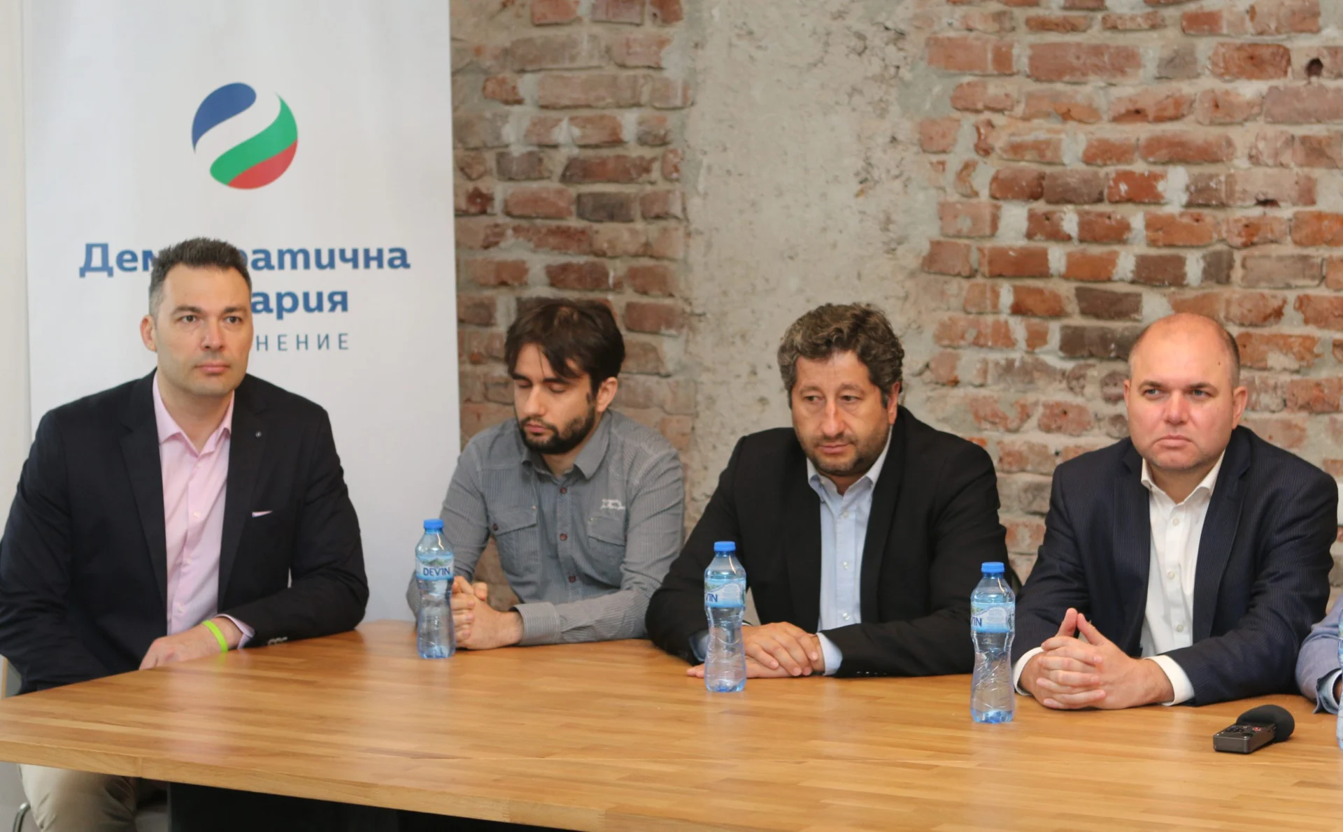 Представяне на икономическия екип на Демократична България Владислав Панев АтанасАтанасов