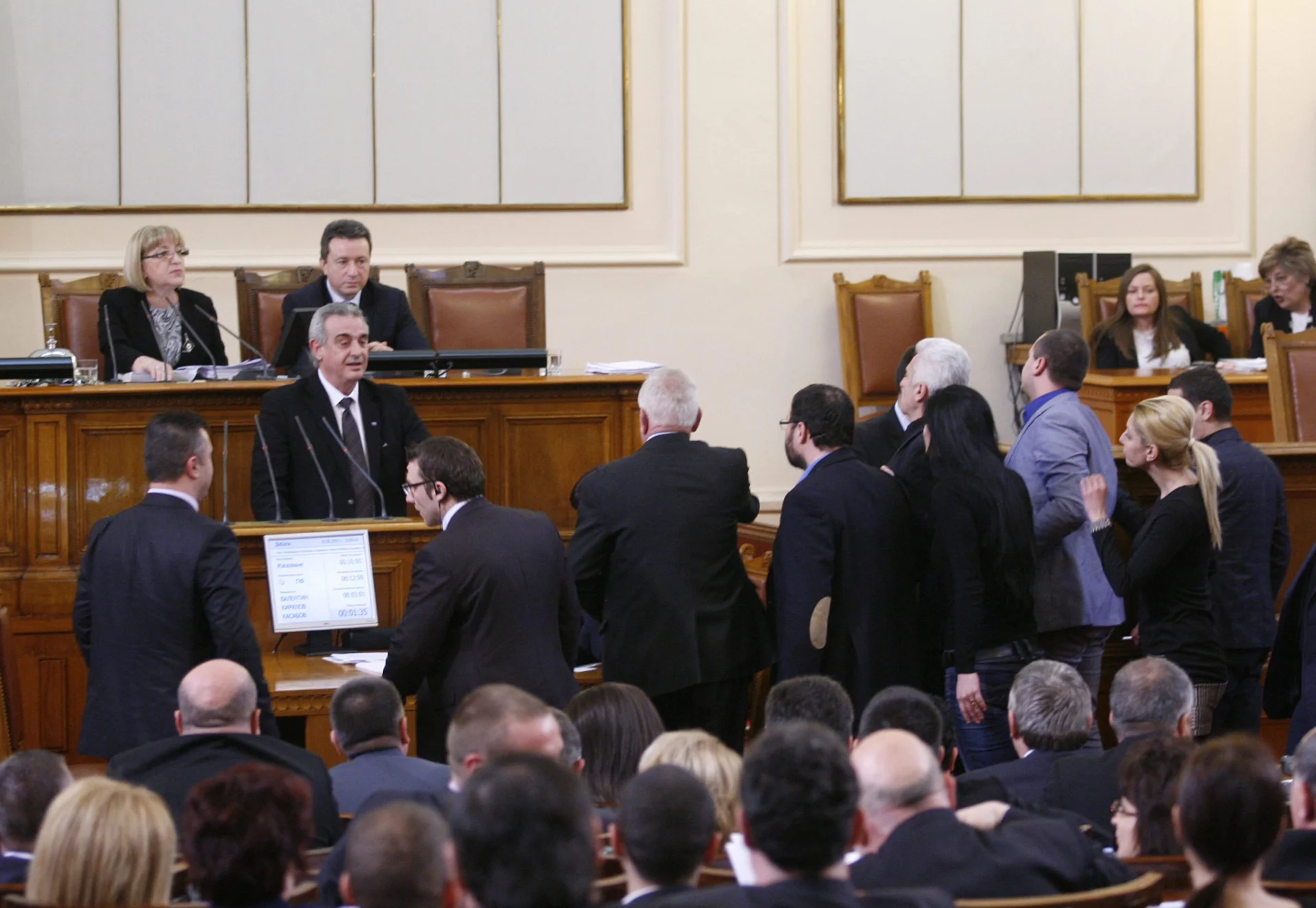 Парламент гласуване на външния дълг Атака